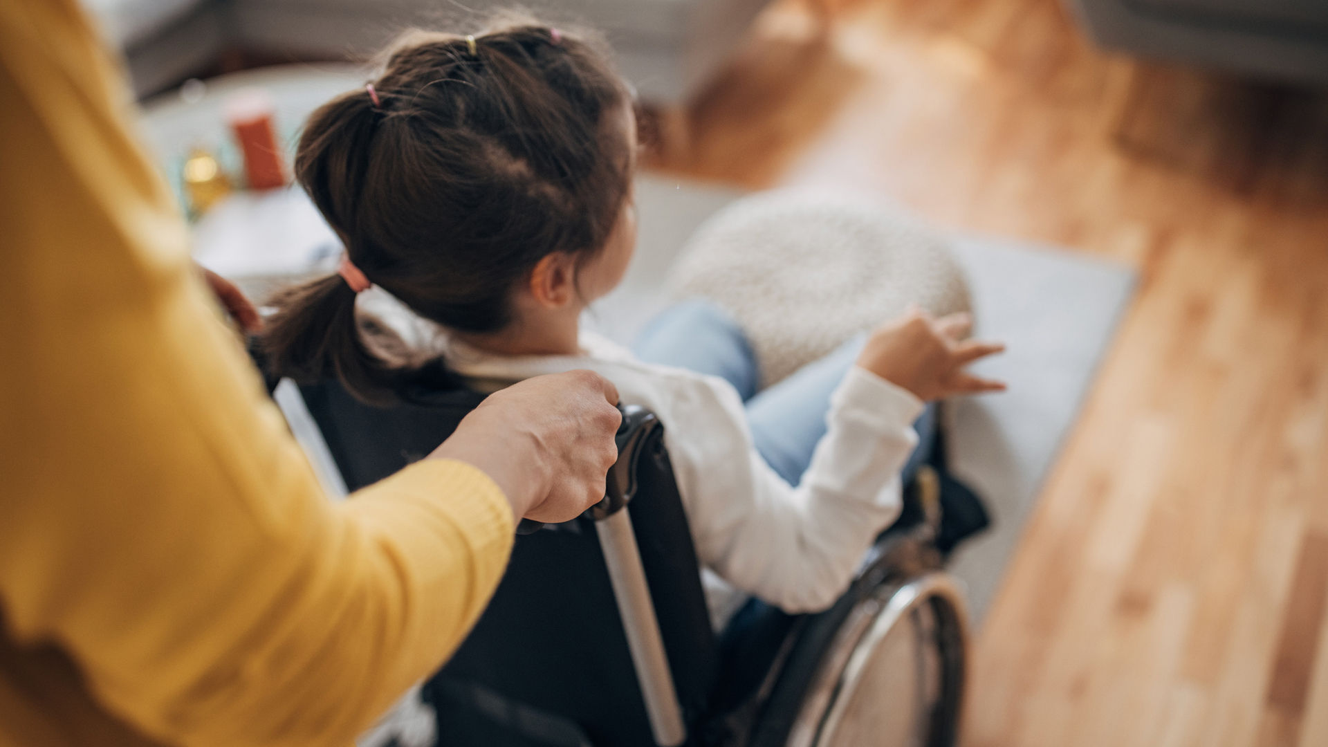 madre con hija en silla de ruedas